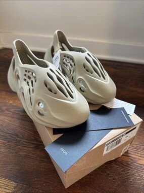 Yeezy Foam Runner in Stone
